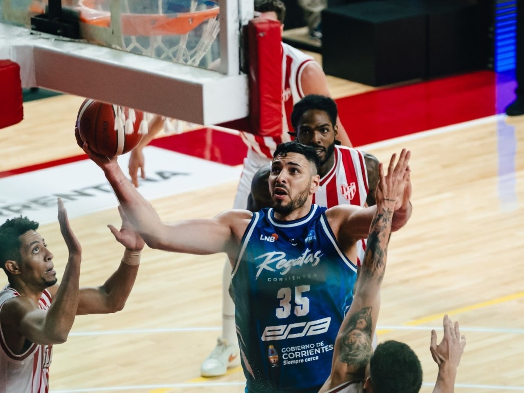 Regatas lo gana en el final, como los equipos que saben sufrir