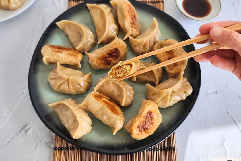 Treinta gyozas caseras de verduras con tofu ahumado y shiitake: la receta para que te luzcas el finde