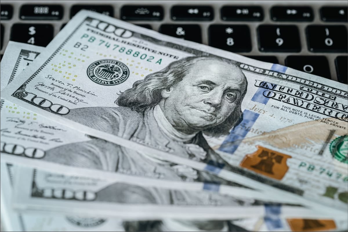 Dólar: el oficial se sostiene en $1540 y el blue en $1560, a la espera del primer día hábil de la semana