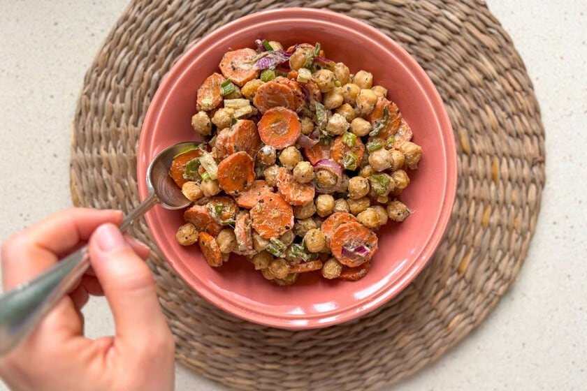 Una ensalada templada que se cocina en el horno y se viste con tahini: garbanzos, zanahoria y ese toque de sésamo que nunca falla
