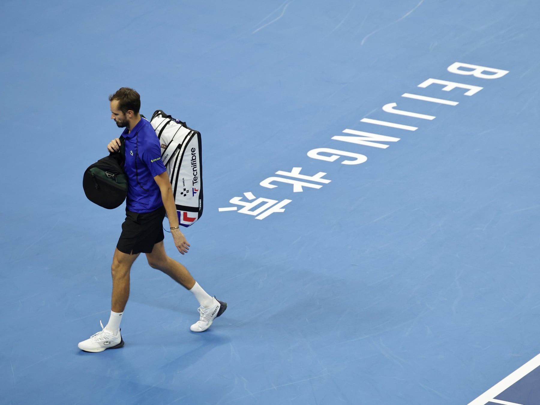 Medvedev se quedó afuera de Pekín por una pelota que no quiso salir y Djokovic lo facturó con final incluida