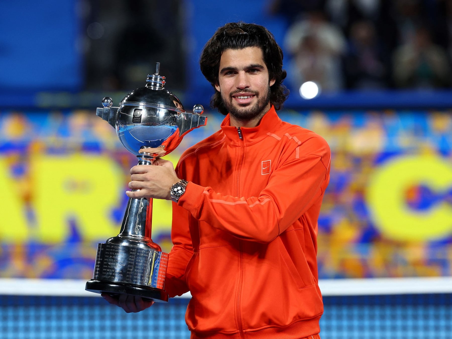 Alcaraz volvió a sonreír: levantó la copa en Tokio y se calzó el traje de Ferrer
