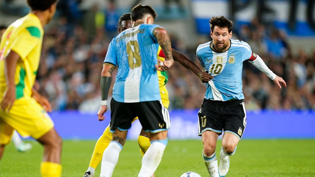 Otamendi le regala media sonrisa a Messi en una noche que ya es puro recuerdo