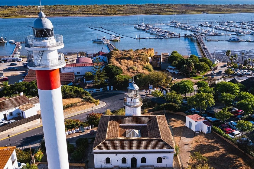 El Rompido, el pueblo de Huelva donde el marisco se come mirando a dos faros