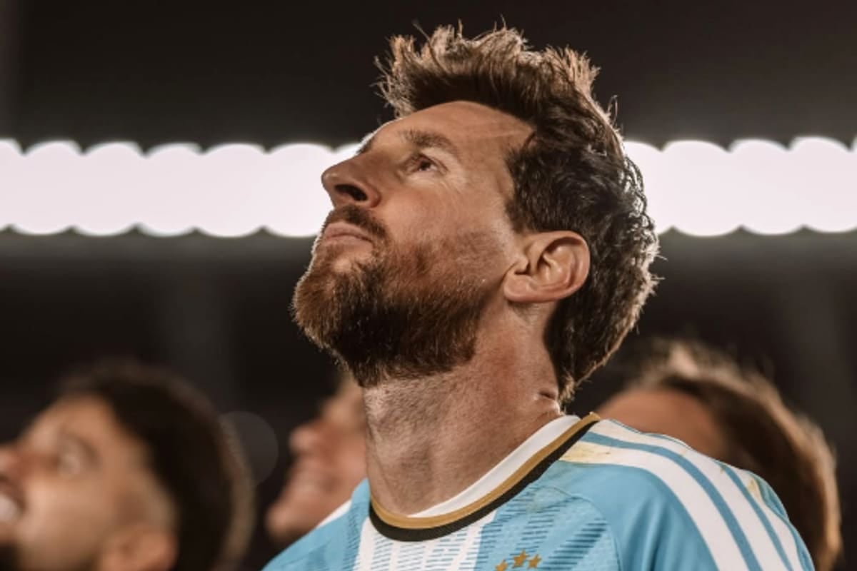 El 10 colgó los botines de la selección: Messi se va con la pelota en la red y un Monumental que lo aplaudió de pie