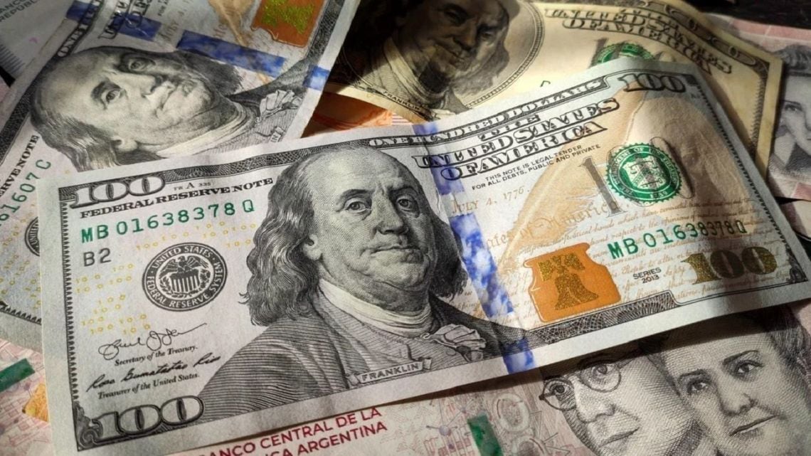 El dólar blue cerró la semana a $1.540 y empata el valor del oficial en el Banco Nación