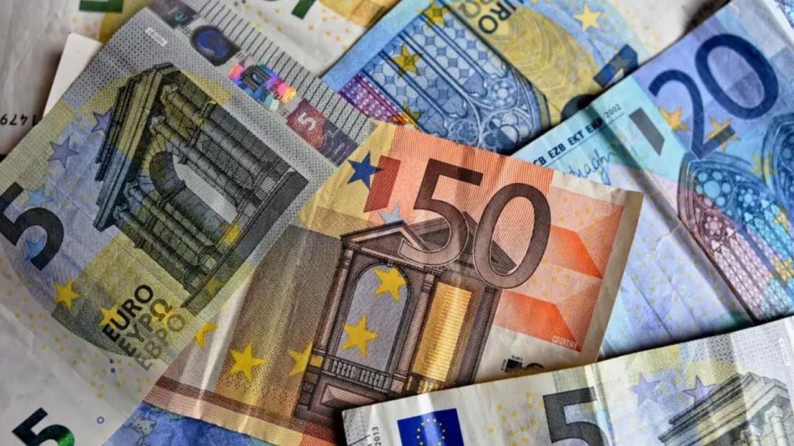 El euro blue cedió seis pesos en el cierre de la semana y se acomodó en $1.832,75 para la venta