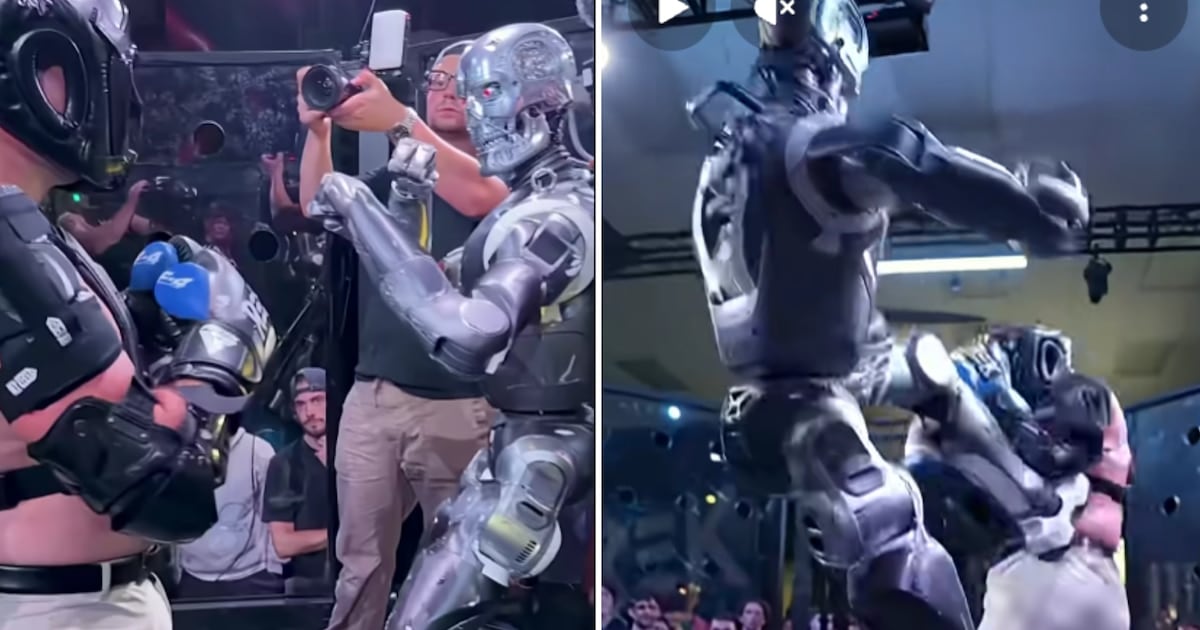 Se subió a la jaula a pelear contra robots, terminó con la mano rota y la empresa de turno festejando en redes