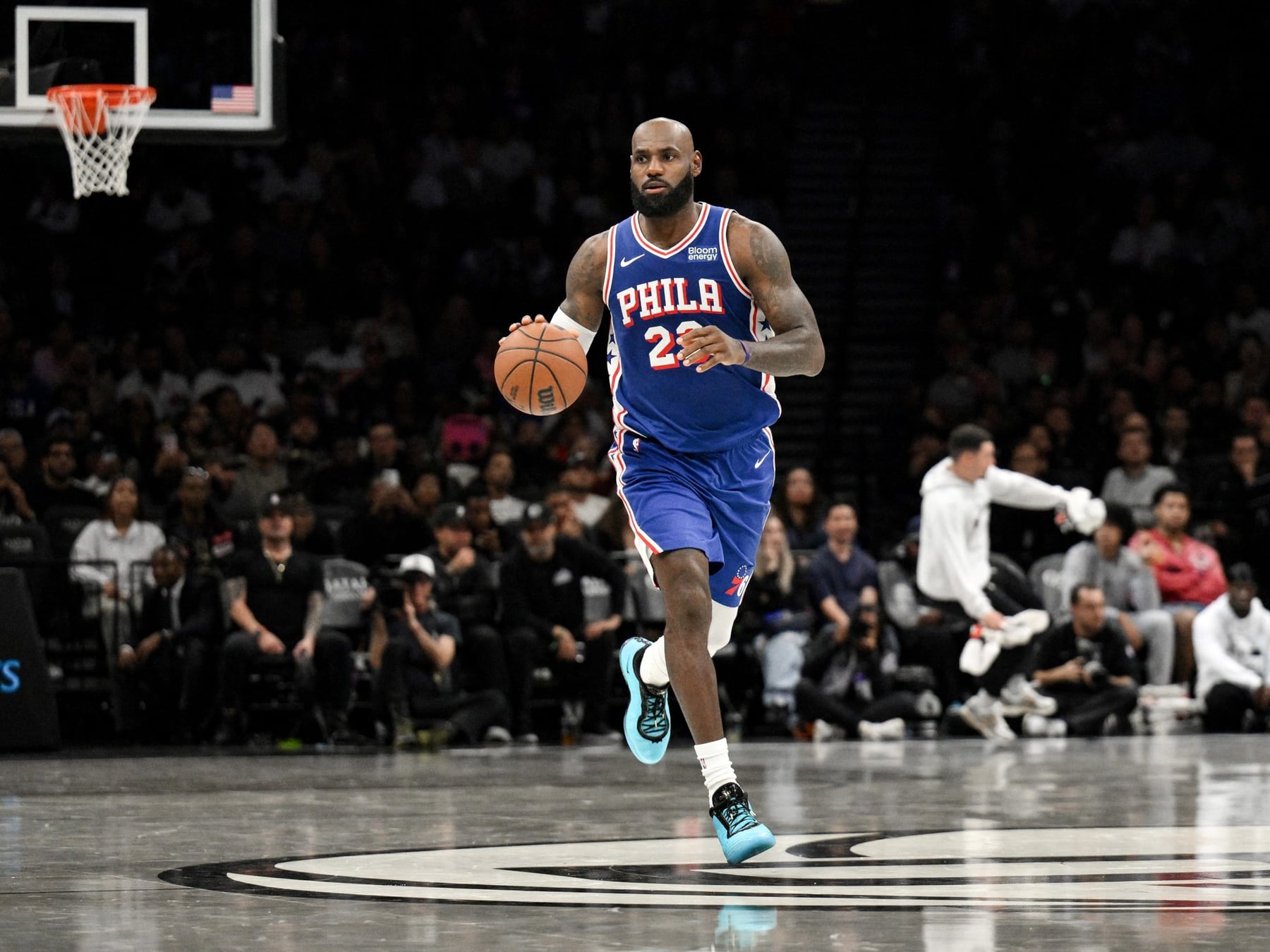 LeBron se puso la camiseta de los Sixers, jugó 18 minutos y se fue con una derrota que no dice nada