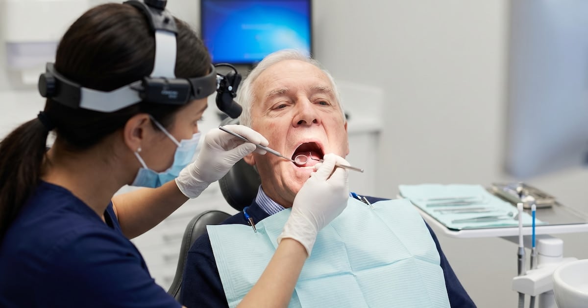 La dentadura que se va y la memoria que se pierde: lo que un nuevo estudio advierte sobre los adultos mayores