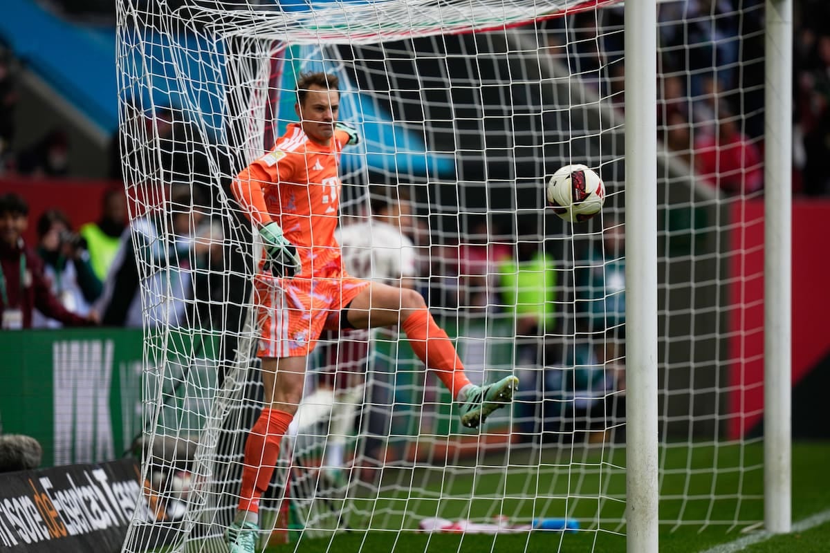 Neuer la pasó mal y Bayern se quedó corto en Augsburgo