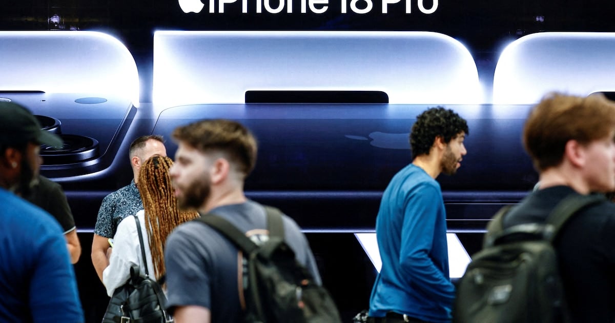 La "inundación" de la IA les pasó la factura a los iPhone: Apple pidió frenar piezas porque la gente no compra
