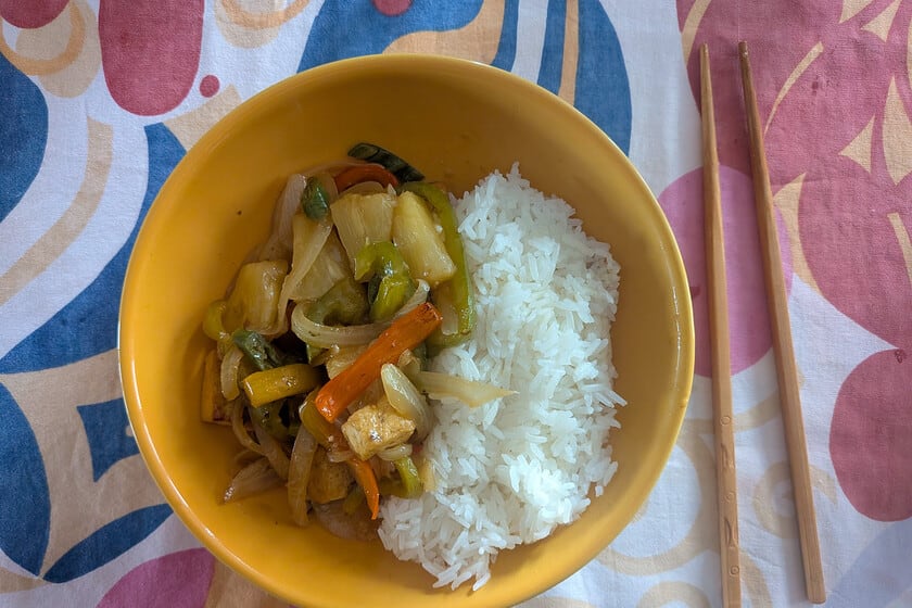 Tofu agridulce con piña: cómo lograr el salteado perfecto sin una gota de carne