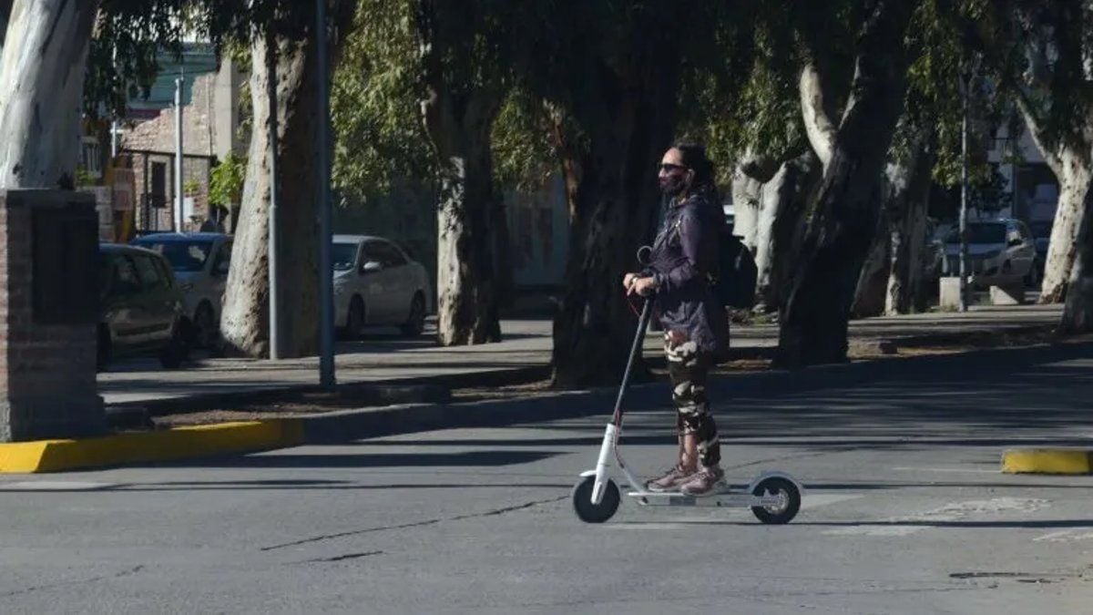 Neuquén se sube al monopatín: 100 vehículos eléctricos, app en el celular y el debut antes de las fiestas
