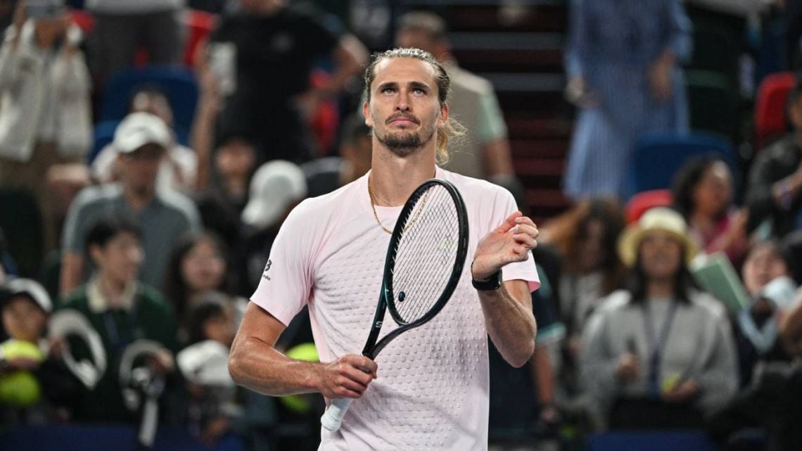 Zverev sobrevivió a dos tie-breaks infernales y va por De Miñaur en Shanghái