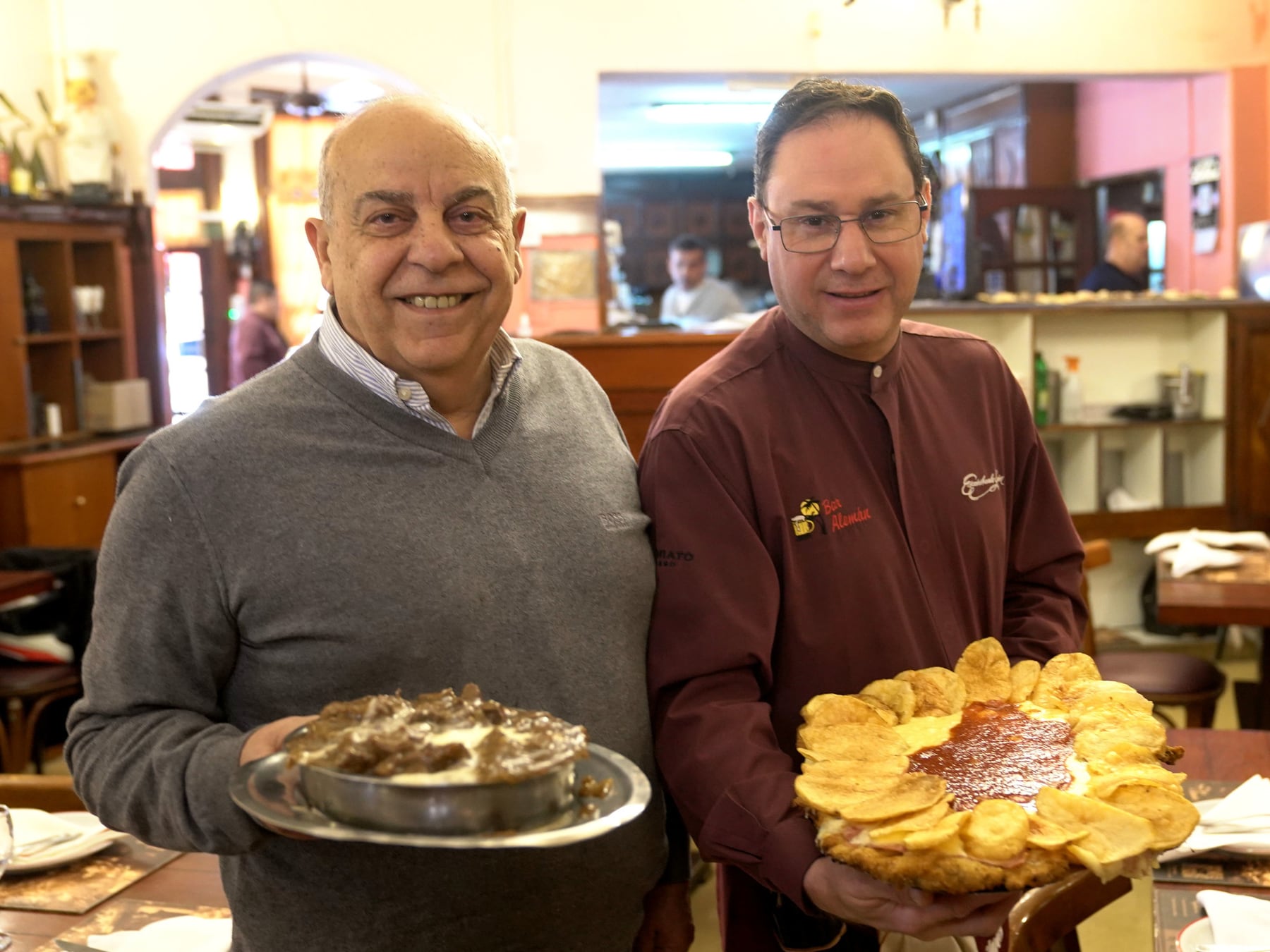 El bodegón centenario de Villa Devoto donde la milanesa se come entre cuatro