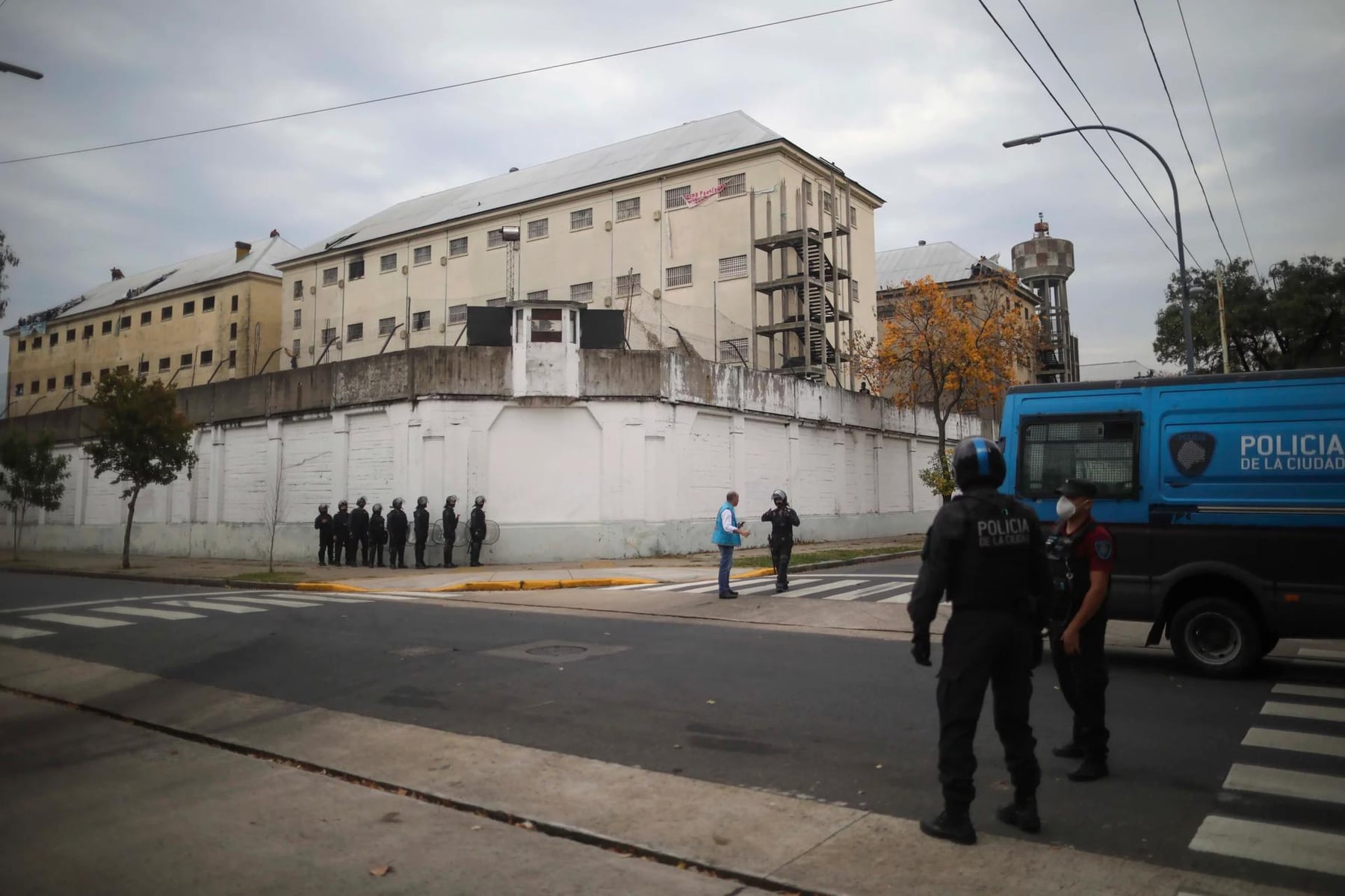 Más de 1.050 internos ya fueron reubicados en el vaciamiento de Devoto y crecen las denuncias por pertenencias sin entregar