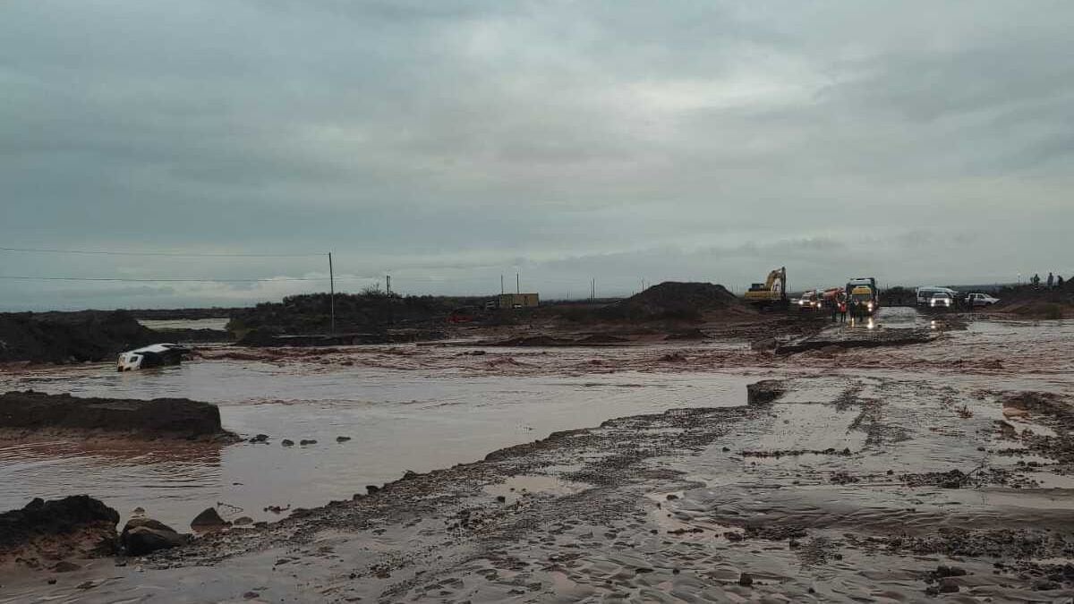 Rincón de los Sauces, bajo agua: medio centenar de familias asistió Defensa Civil y la Ruta 8 sigue cortada