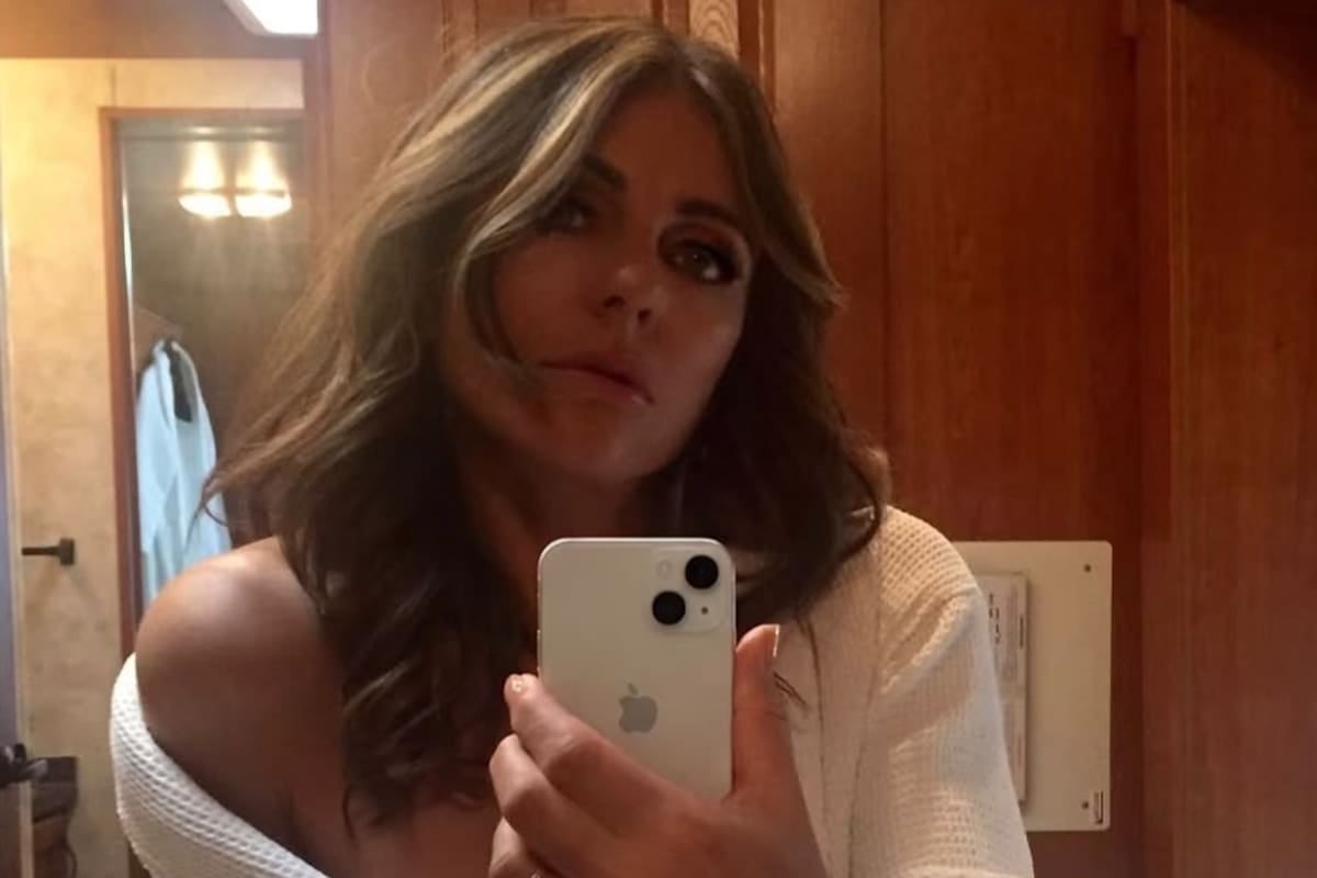Elizabeth Hurley vuelve al set de The Burbs con un anillo que encendió las redes y el misterio