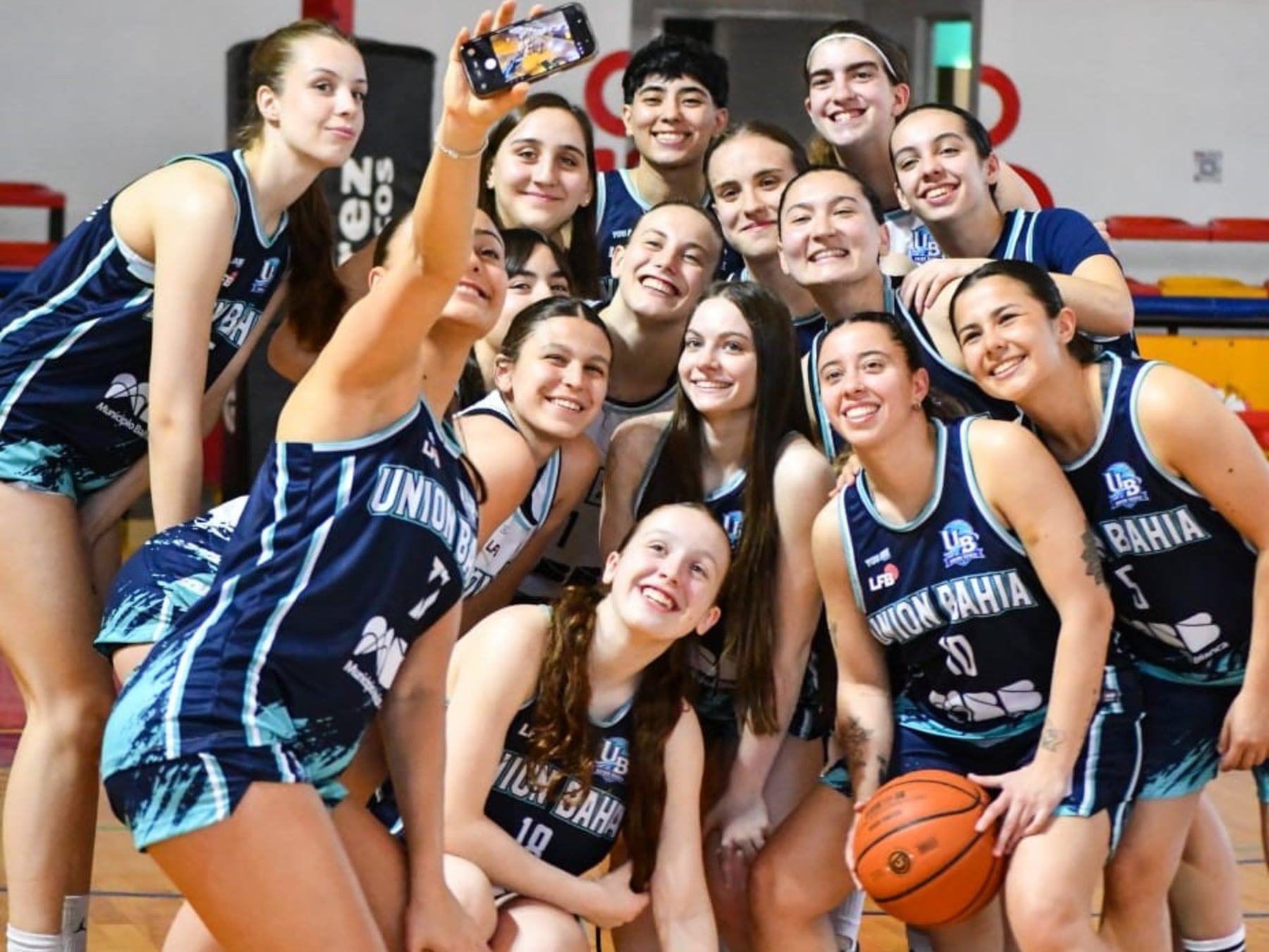 Vuelve el básquet de elite a Bahía y lo hace con voz de mujer