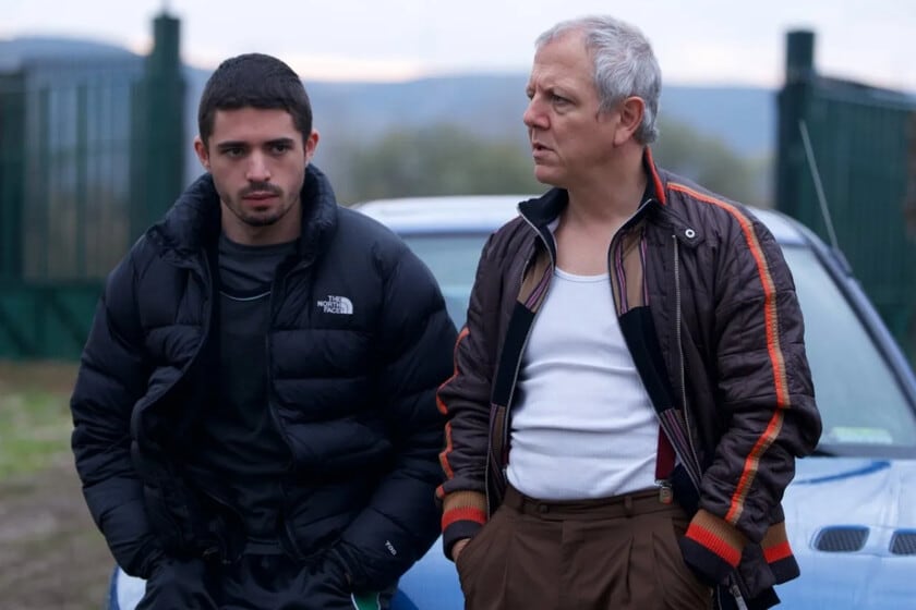 Jaime Lorente se sienta detrás de la cámara y la película se le bifurca en el medio