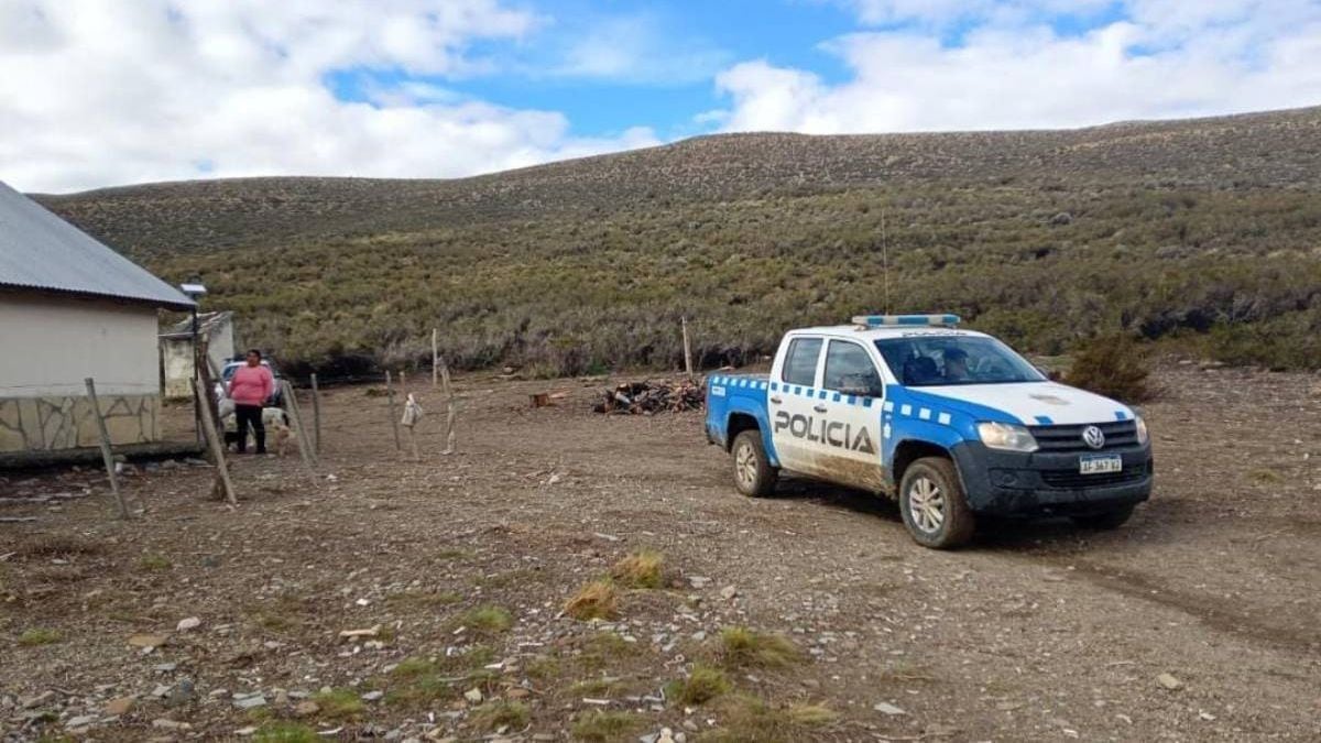 Doce kilómetros de barro: la odisea de una madre y sus tres hijos varados una semana en la meseta neuquina