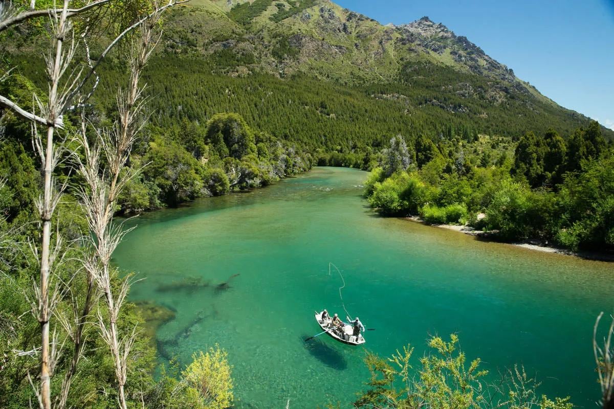 La caña ya espera: Neuquén abrió la venta de permisos para una nueva temporada de pesca que se viene con todo