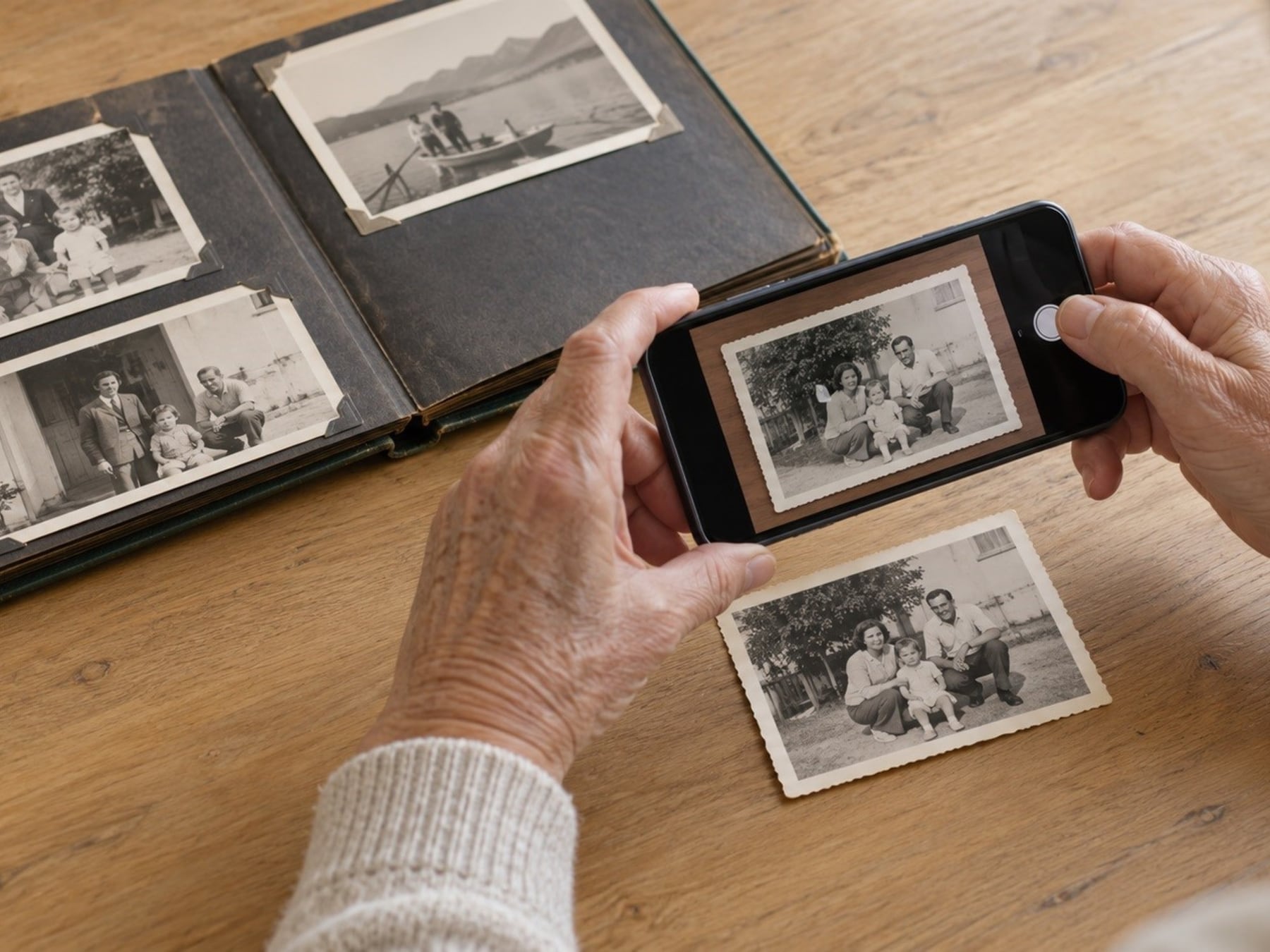Escanear los viejos recuerdos sin volverse loco: se puede hacer con el celular y una mesa