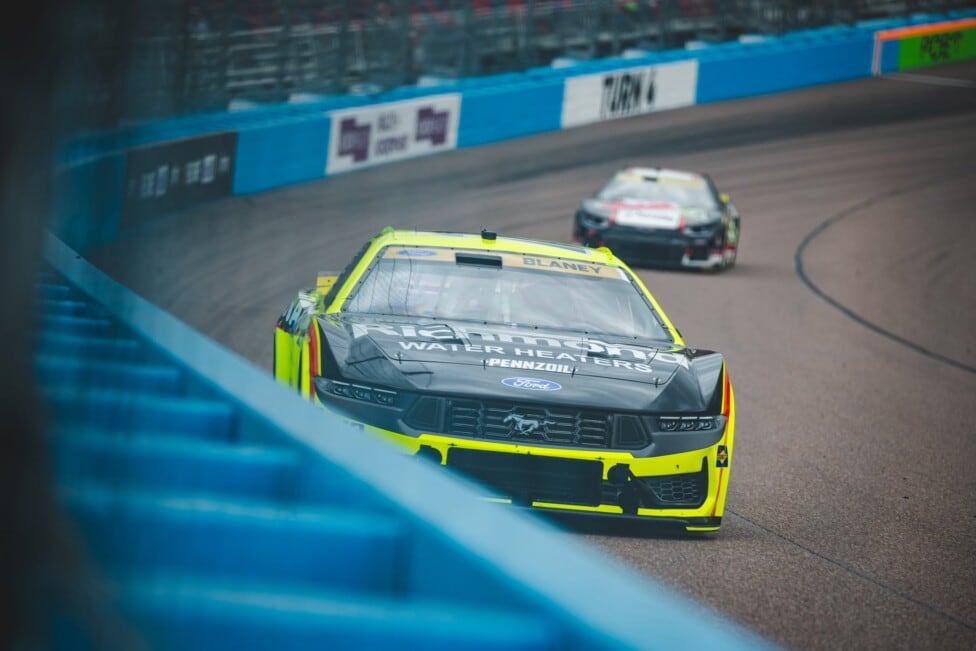 Blaney se adueñó de la pole en Phoenix y a Larson le toca masticar bronca desde el 22°