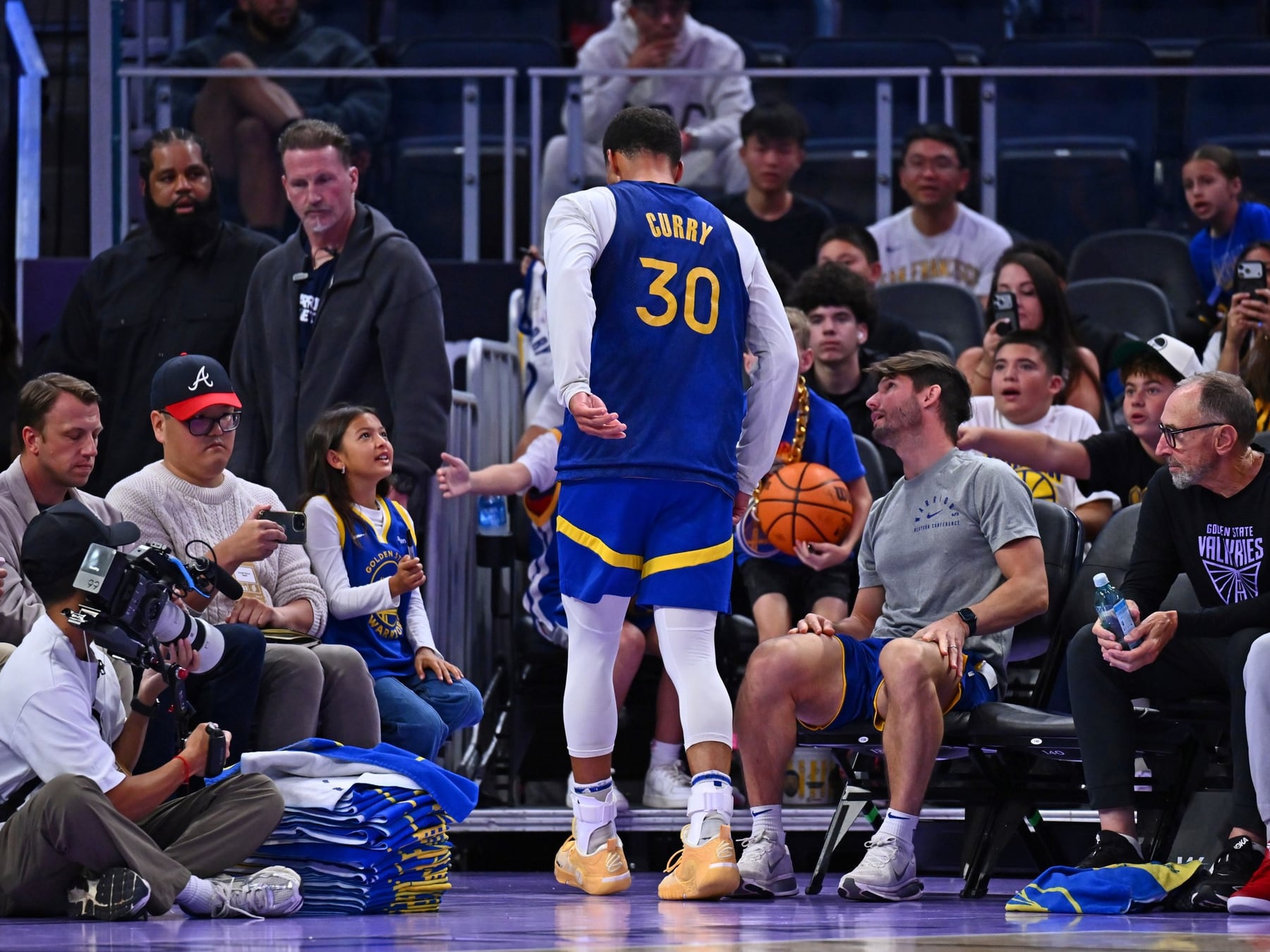 Curry renovó con los Warriors, se torció el tobillo y el debut ante Lakers queda en el aire