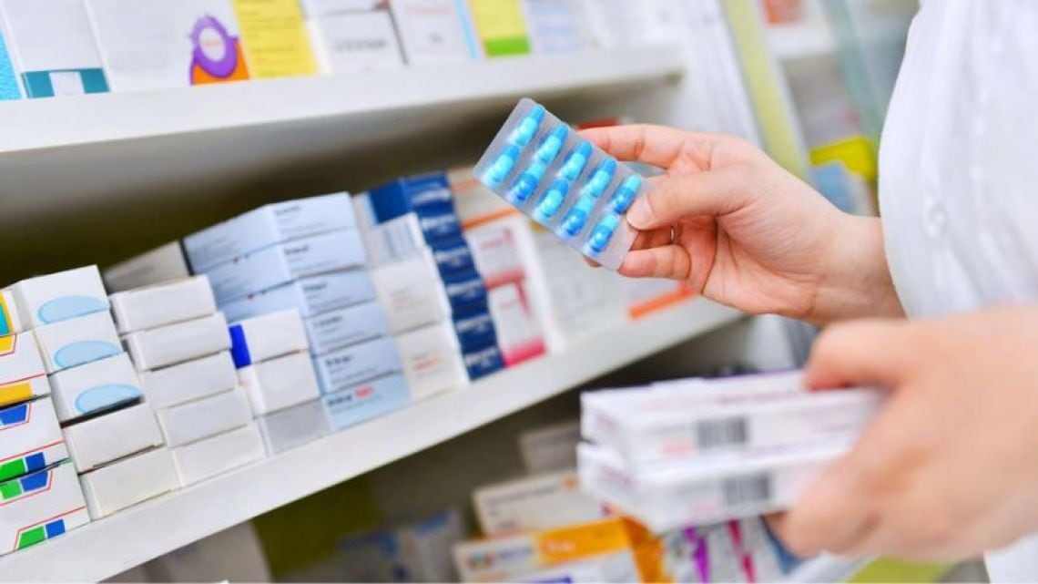 Remediar se quedó con seis medicamentos: el ajuste que golpea la puerta de los dispensarios de barrio