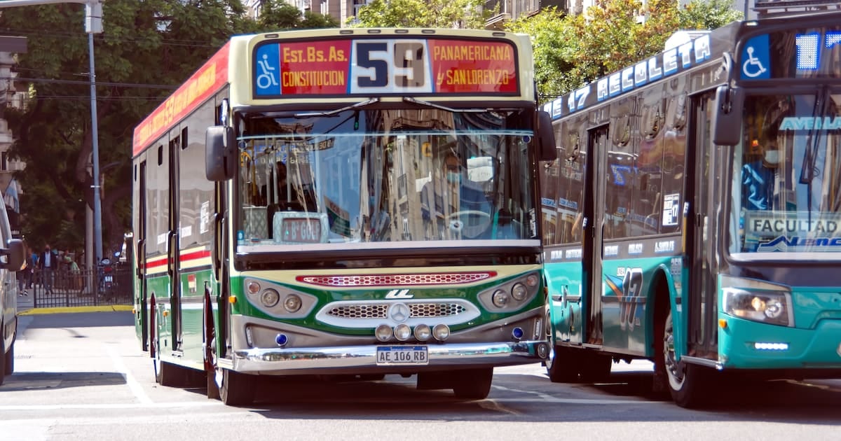 Más de cien líneas de colectivos nacionales reducirán frecuencias nocturnas en el AMBA por una deuda acumulada de 40.000 millones de pesos