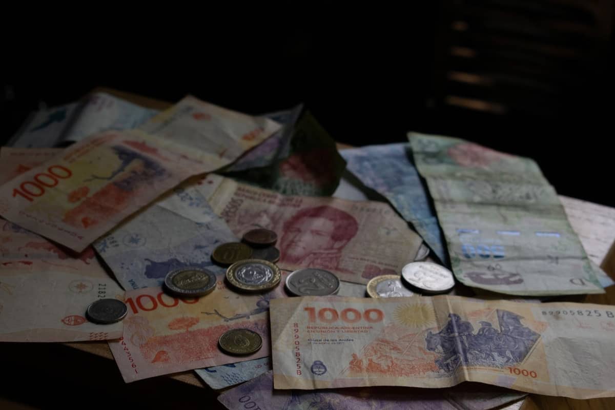 El peso se mantiene estable, pero la inflación de septiembre vuelve a acelerarse y suma presión sobre los hogares