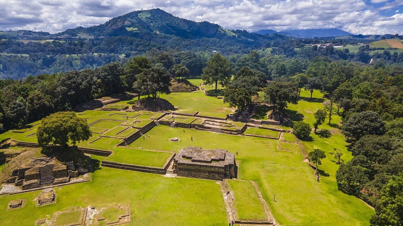 Guatemala en dos semanas: cómo armar un viaje que combine pirámides, lago y café de altura