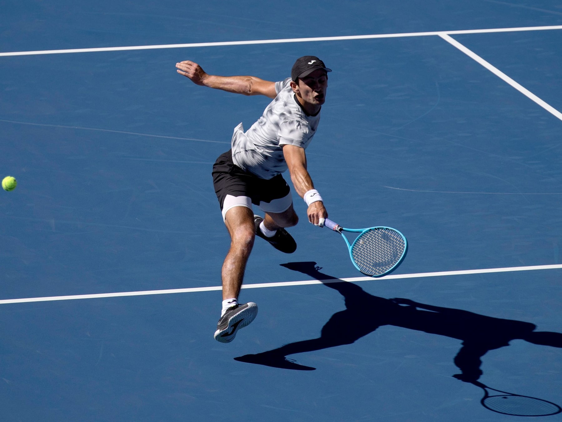 Navone se sacó de encima a Cerúndolo en un tie-break para el infarto y ya pisa segunda en Bruselas
