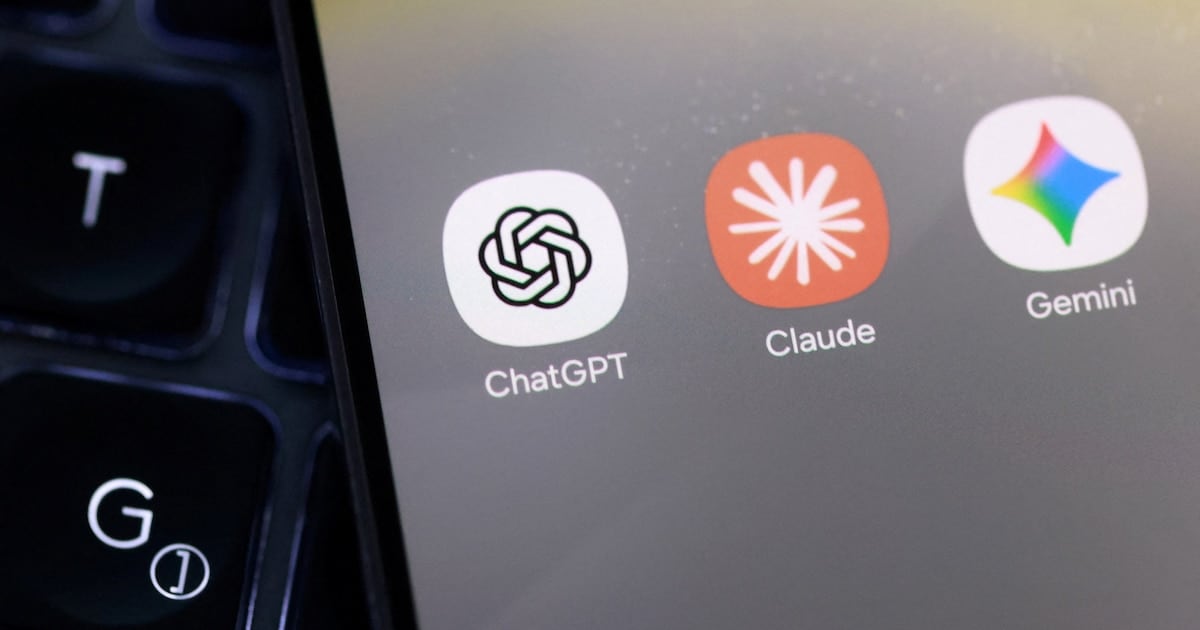 La guerra de los chatbots cambia de signo: Gemini y Claude aprietan a ChatGPT