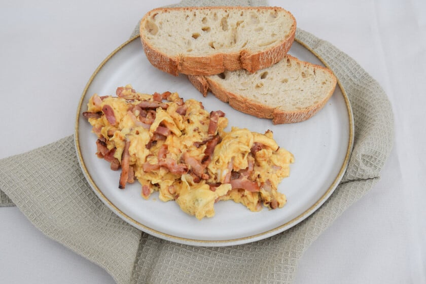 El secreto está en el fuego bajo: cómo hacer huevos revueltos con bacon cremosos
