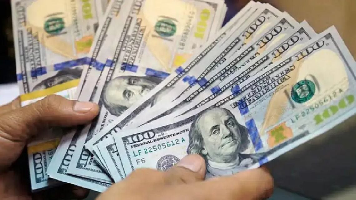 El mercado informal inició la semana en alza y el dólar de venta llegó a $1.575